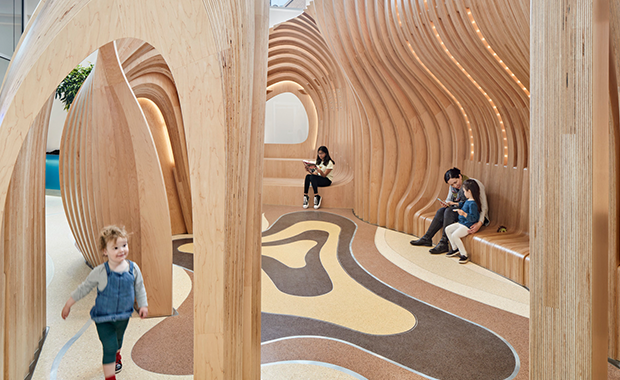 The Hale Family Building prioritizes family zones equally to clinical spaces, including an abundance of colorful art, playrooms, and family respite zones throughout. @ShepleyBulfinch @SuffolkBuilds @McNamaraSalvia Read more: ow.ly/Xra450MBsLf #healthcaredesign