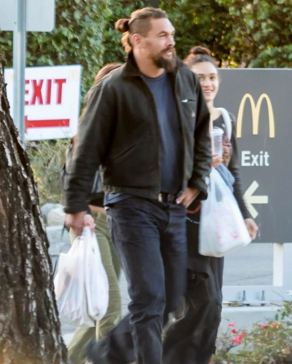 Jason Momoa picks up his daughter at Topanga Promenade mall.

#JASONMOMOA #ohmomoa #prideofgypsies #khalme #paparazzi #охмомоа #джейсонмомоа