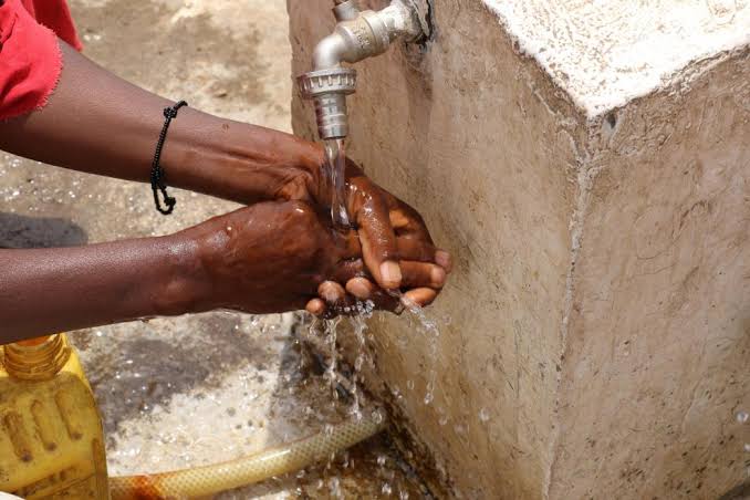 Lanko_C's tweet photo. Ruwa shine rayuwa mutanen Badarawa Kwaru suna godiya. @B_ELRUFAI https://t.co/DYpdupsMQJ