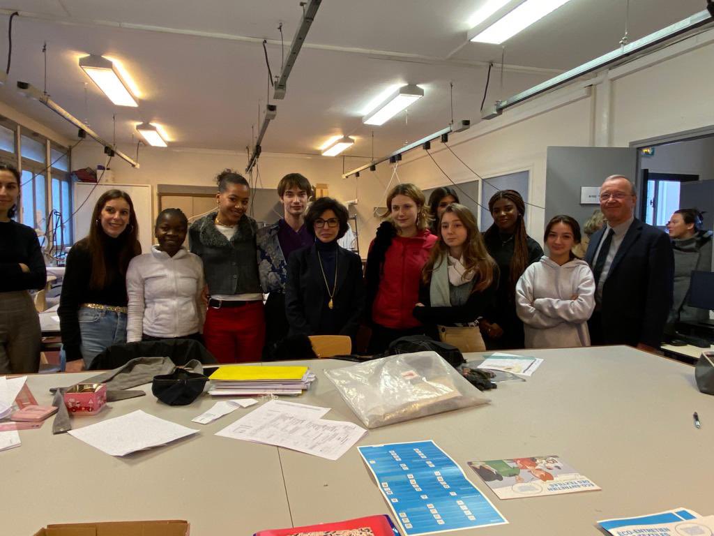 datirachida's tweet photo. Visite au lycée professionnel et polyvalent @albertdemun #Paris7. Quelle joie de voir des élèves toujours aussi passionnés par leurs formations #stylisme 🧵🪡, #cuisine 👩‍🍳👨‍🍳 #hôtellerie🍾🍷
🙏👏Merci à leur directeur @phauchard et à toute l'équipe éducative engagée et dynamique. https://t.co/jJPBNUbQIg