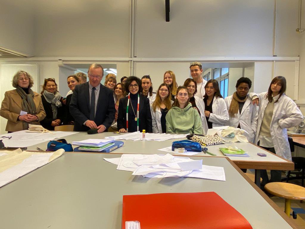 datirachida's tweet photo. Visite au lycée professionnel et polyvalent @albertdemun #Paris7. Quelle joie de voir des élèves toujours aussi passionnés par leurs formations #stylisme 🧵🪡, #cuisine 👩‍🍳👨‍🍳 #hôtellerie🍾🍷
🙏👏Merci à leur directeur @phauchard et à toute l'équipe éducative engagée et dynamique. https://t.co/jJPBNUbQIg