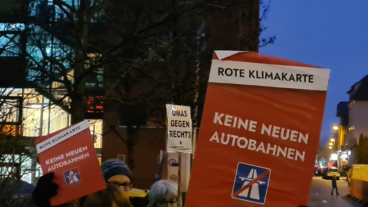 Großer und lautstarker Protest beim FDP Treffen in Reutlingen gegen die Blockade des Verkehrsministers bei der #Verkehrswende @fffstuttgart @fff_reutlingen @fff_tuebingen  @BUNDinBW @robin_wood