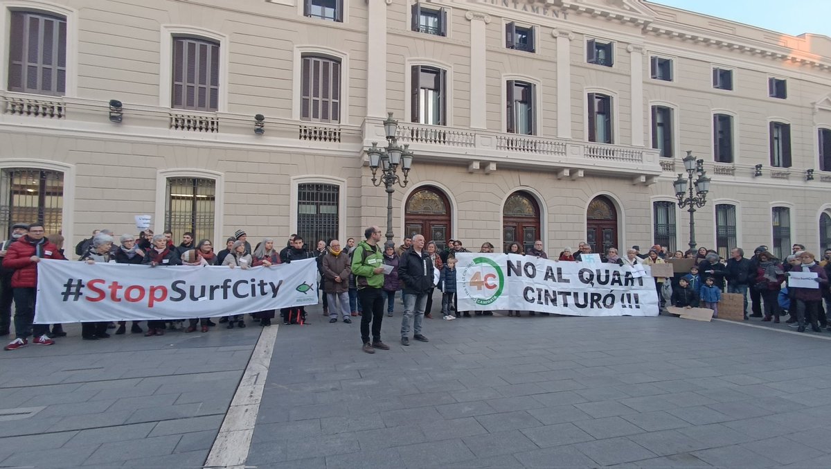 defensaripoll's tweet photo. La concentració d'avui ha sumat la reivindicació #NOalQuartCinturo de @Campanya_ccqc perquè ens uneix la voluntat de defensar i cuidar els espais naturals de la nostra ciutat 🌳🍃🌿 seguirem lluitant per preservar els espais verds! ✊🏽 #StopSurfCity https://t.co/6SaBo8ELUl