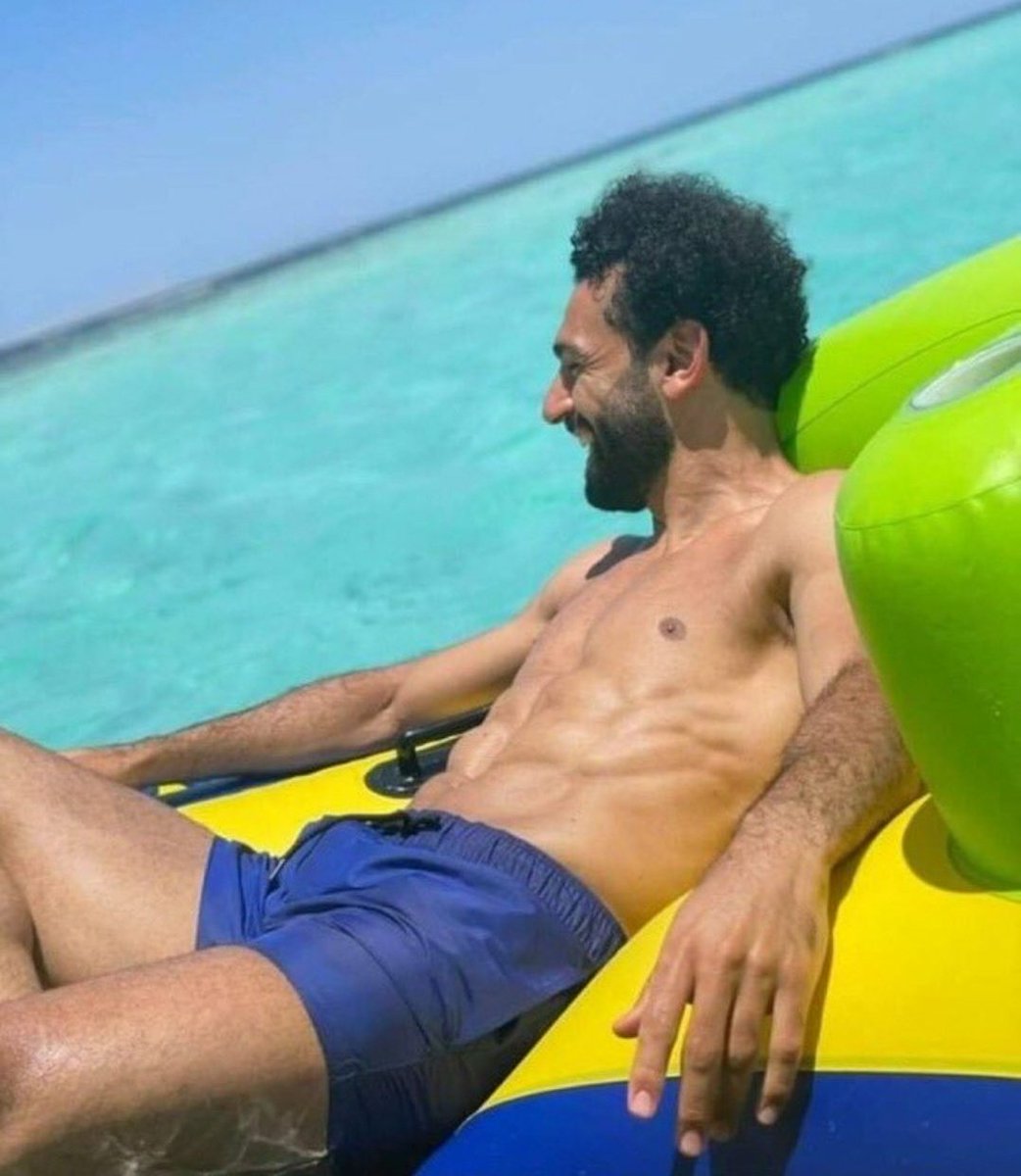 Sempre fico intrigado com o fato de que se a gente tapar o cabelo do Salah com o dedo, ele vira o Benzema.