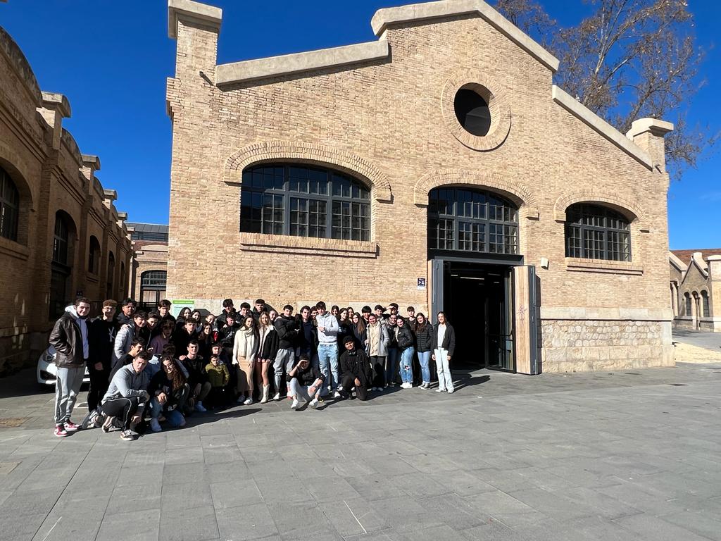 Colegio_Helios's tweet photo. El aula de 2º de Bac se ha trasladado a la Nau Ribes de València.
El alumnado, acompañado de las profesoras Aurora y Laura, ha asistido a la representación de "LÁZARO", de #Leamŏk programado por #TeatreEscalante.
Hoy #TempusHelios en 2º Bac. ha sido tiempo de #teatrhelios https://t.co/LtEKaJ2Qxy