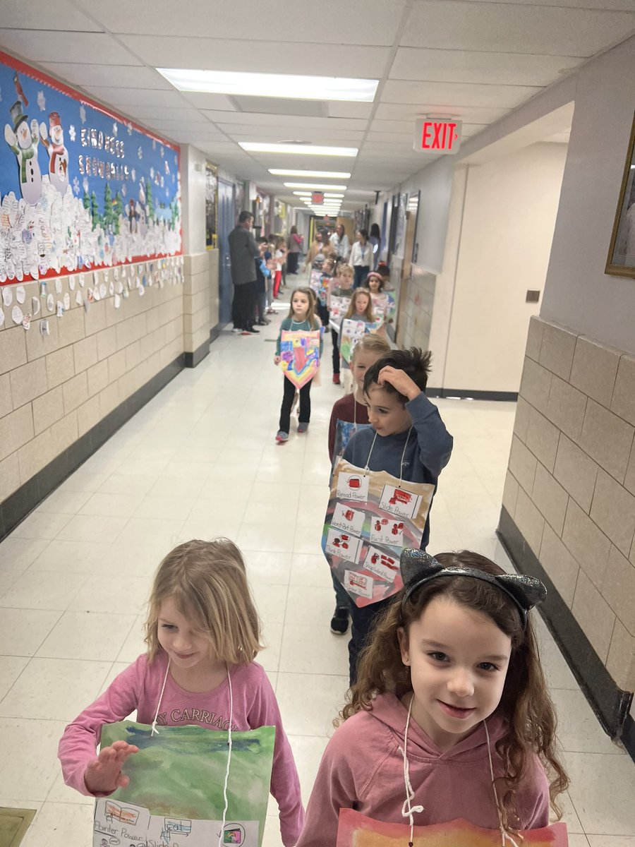 MrsPresser224's tweet photo. Super Readers parade! #fhleads https://t.co/nf3P3GgtJC