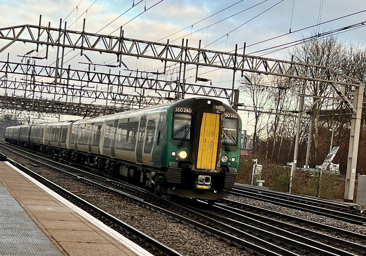 SydneyBridgeTMD's tweet image. More photos from Crewe Station yesterday morning 26/1/23 #Class150 #Class350 #Class331 #Class158 #RailwayPhotography
