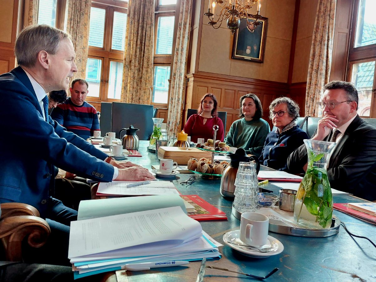 Préparer l'avenir et resserrer les liens scientifiques 🇫🇷🇳🇱: 
dans le cadre historique de l'université de Groningue <a href="/univgroningen/">University of Groningen</a>, rencontre avec son Président <a href="/JoukedeVries/">Jouke de Vries</a>, et des professeurs, y compris les enseignants de français de @ifnl_nl