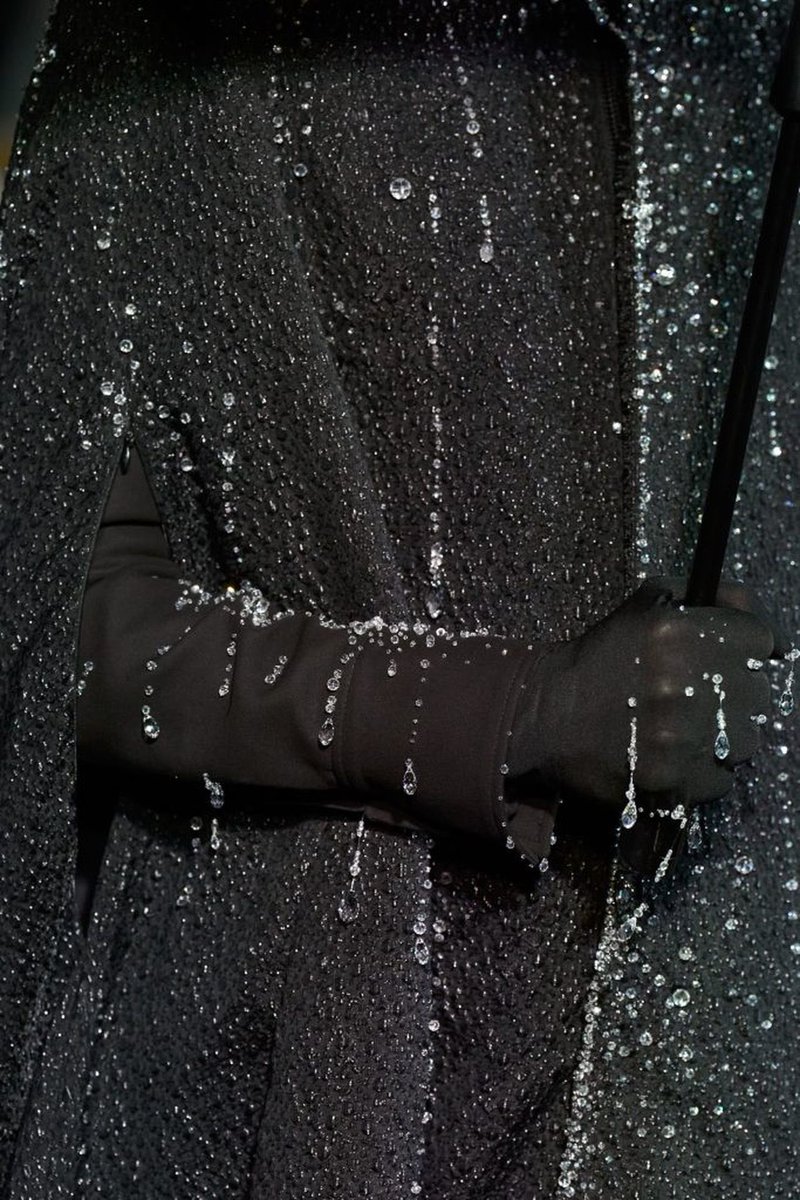 richcitypretty's tweet image. the beadwork from robert wun is absolutely insane