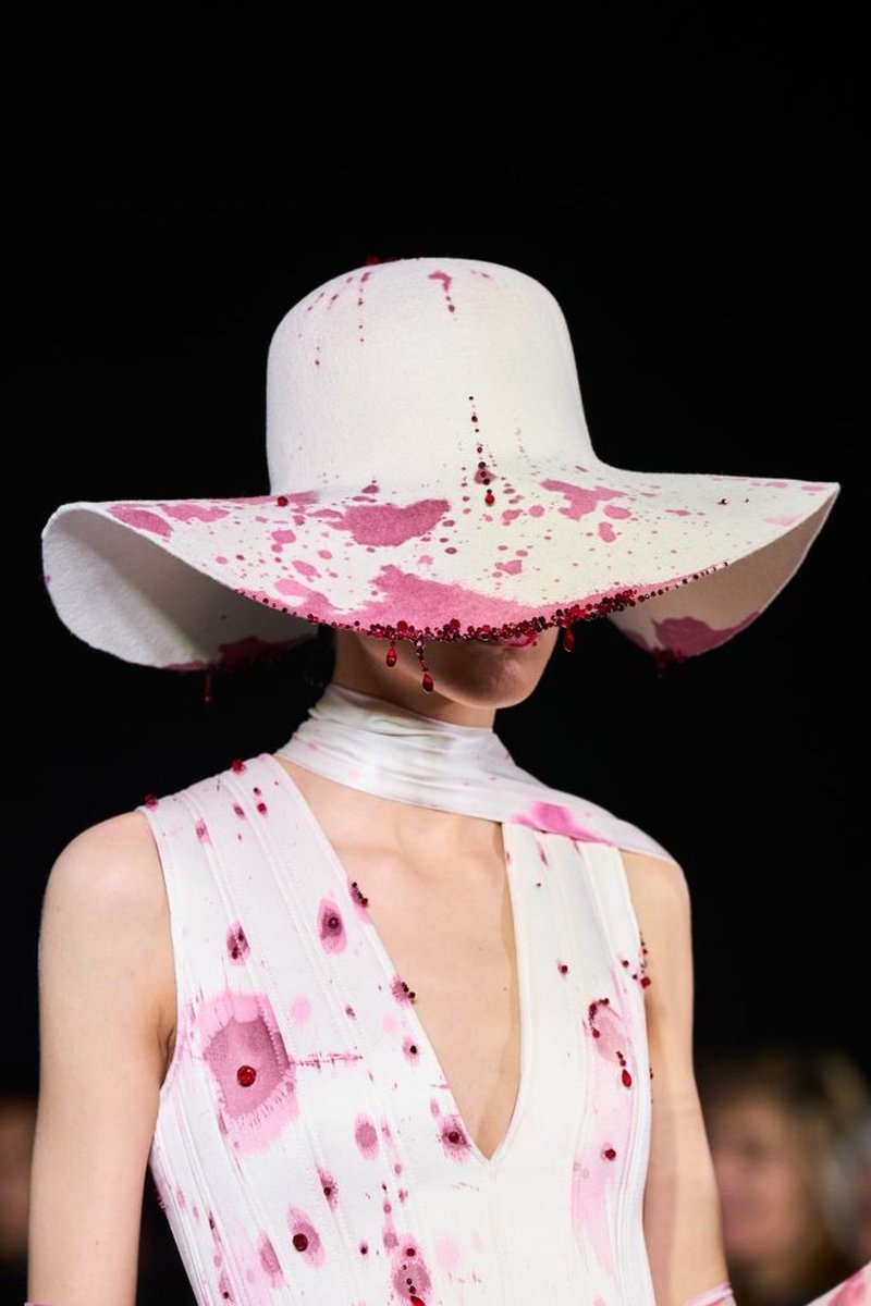 richcitypretty's tweet image. the beadwork from robert wun is absolutely insane