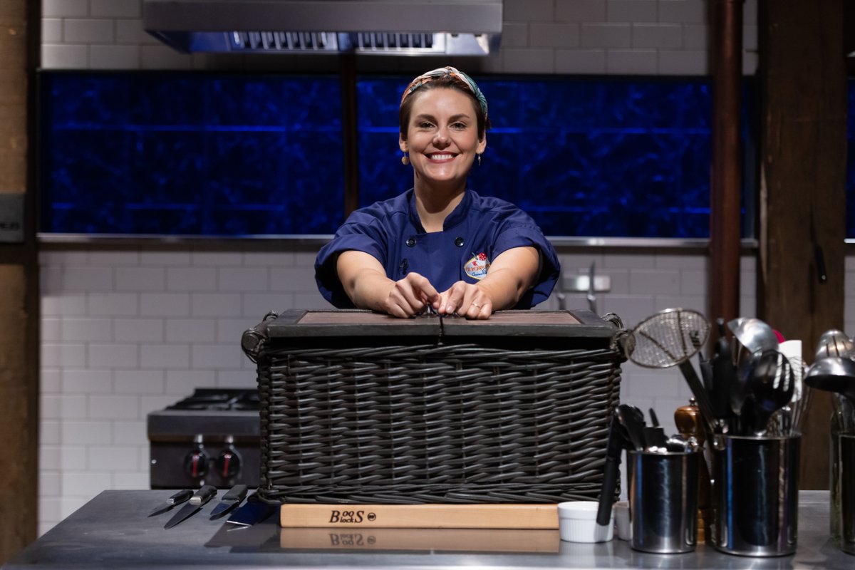 FoodNetwork's tweet image. Meet the four #Chopped Casino Royale Champions, returning for the GRAND FINALE 🎰🎲 One chef will leave as the grand champion with a prize starting at $25,000! 🔪 Don’t miss this tournament finale TOMORROW at 8|7c! Stream past seasons now on @discoveryplus. #discoveryplus