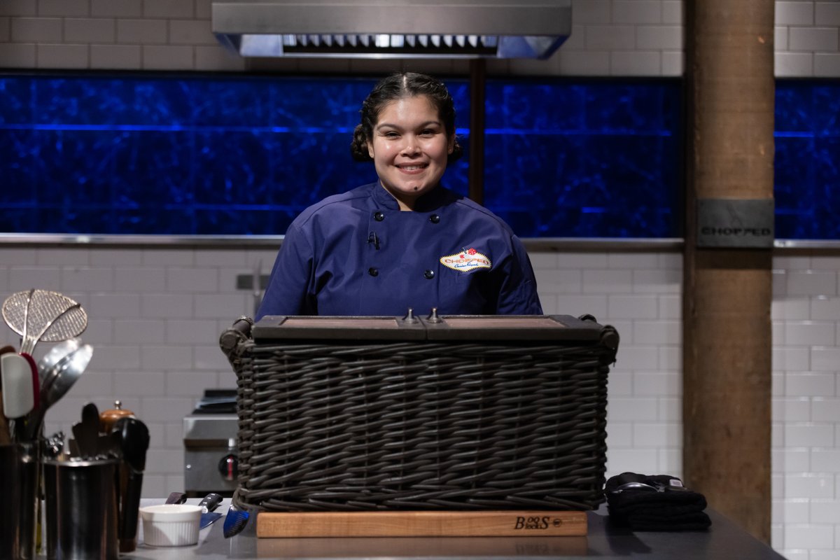 FoodNetwork's tweet image. Meet the four #Chopped Casino Royale Champions, returning for the GRAND FINALE 🎰🎲 One chef will leave as the grand champion with a prize starting at $25,000! 🔪 Don’t miss this tournament finale TOMORROW at 8|7c! Stream past seasons now on @discoveryplus. #discoveryplus