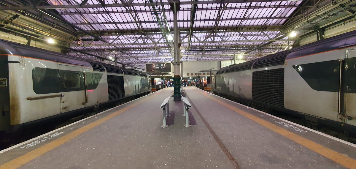 Rush hour in the Waverley. The 1730 and 1733 @Scotral Inter7city HSTs stand ready.