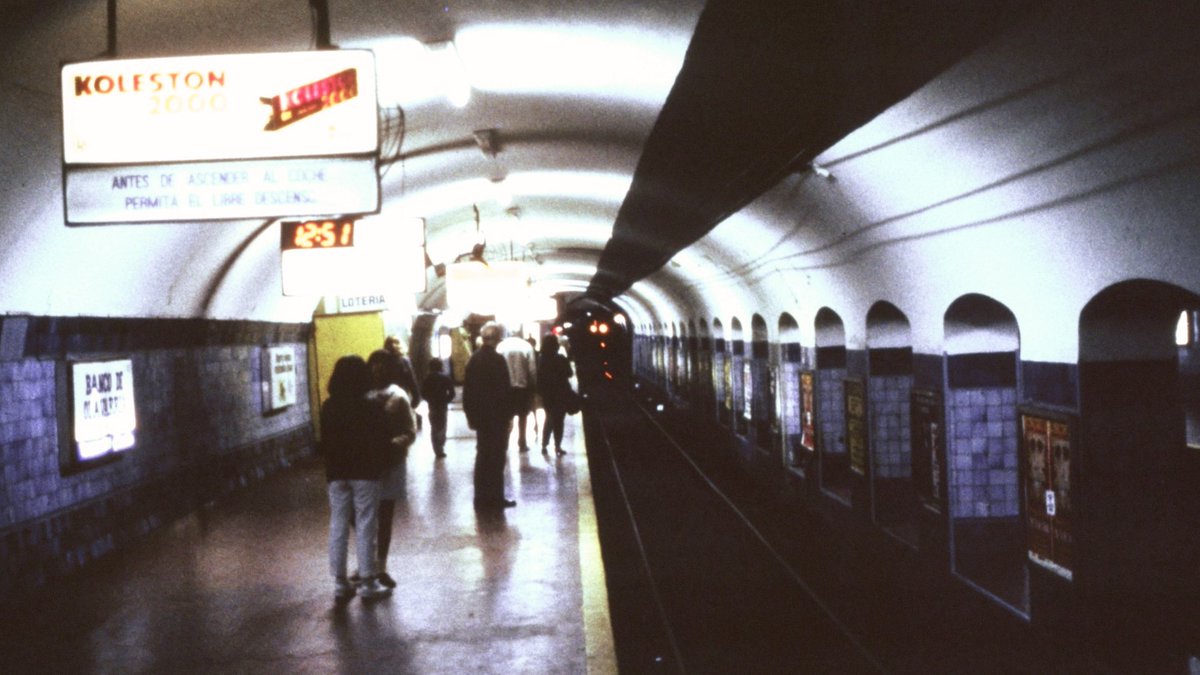 brezhneviano's tweet photo. Esta era la estación Catedral en 1990. Que, por cierto, es Monumento Histórico Nacional desde 1997. Lo otro es el resultado de 30 años de concesión y la suma de "intervenciones artísticas" del GCBA después de 2012. https://t.co/PABXEdpSm8