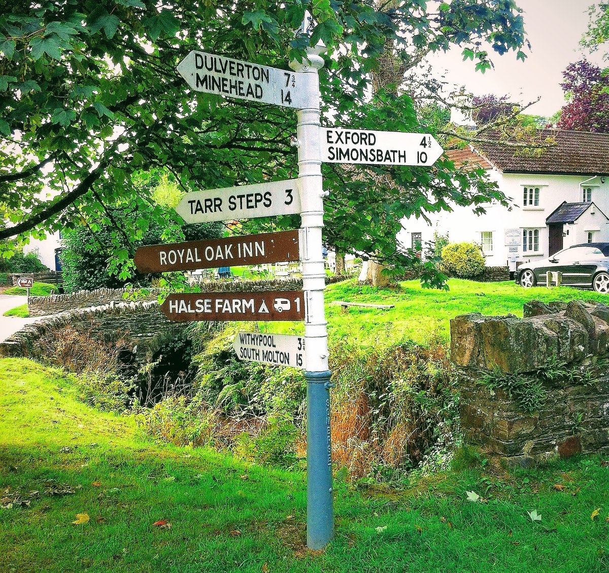 ChilcoteMeander's tweet photo. 'If there's room stick a couple of brown ones on too'. Winsford, Exmoor

#exmoor #fingerpostfriday https://t.co/M0oN4JwVwc