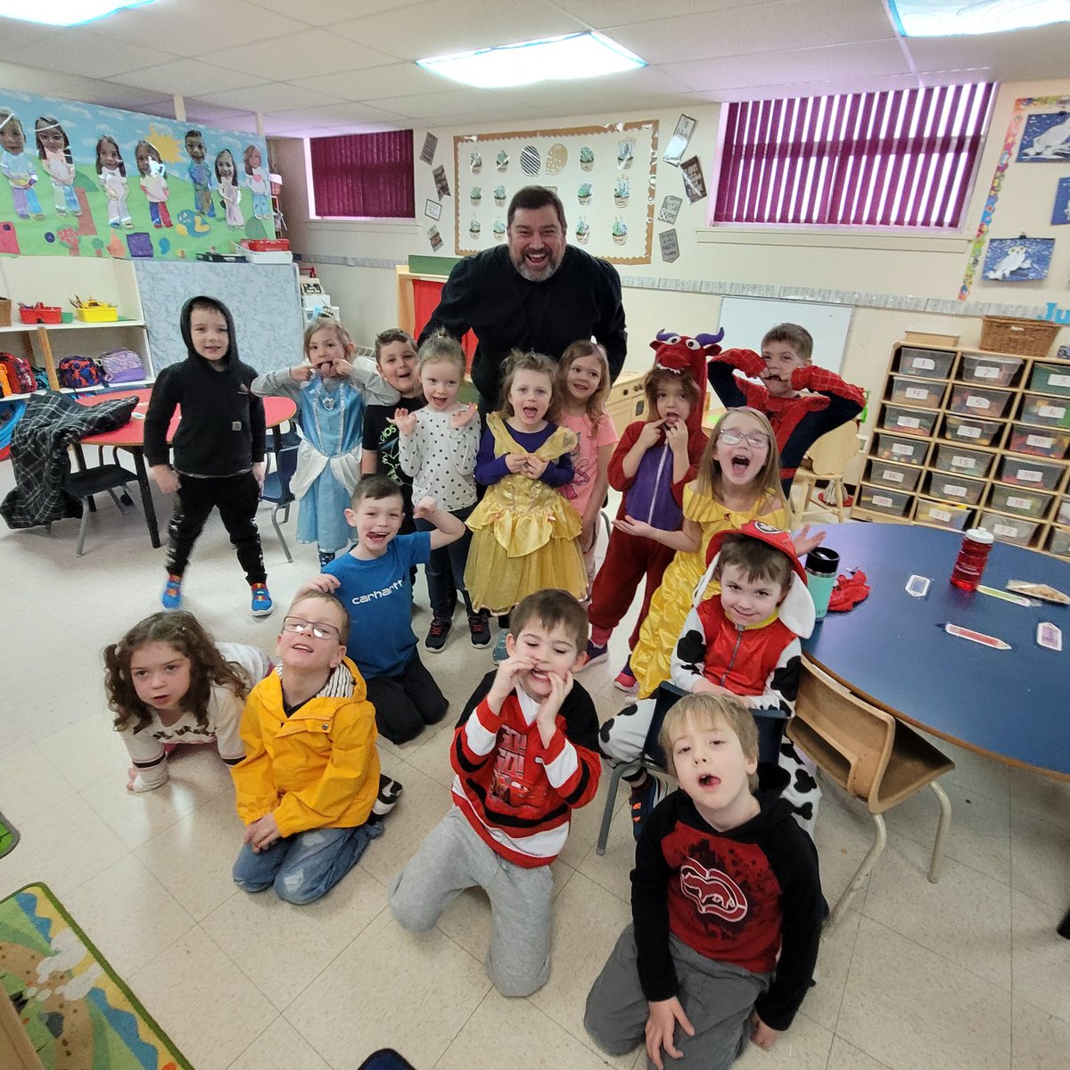 jdptitterington's tweet photo. It's Family Literacy Day at Sacred Heart Elementary! Thank you to Mayor Jim Parsons for visiting and reading my Kindergartens a book! @shesabres @jimparsonscb @NLESDCA  #cornerbrook https://t.co/9V9vB3RSuo