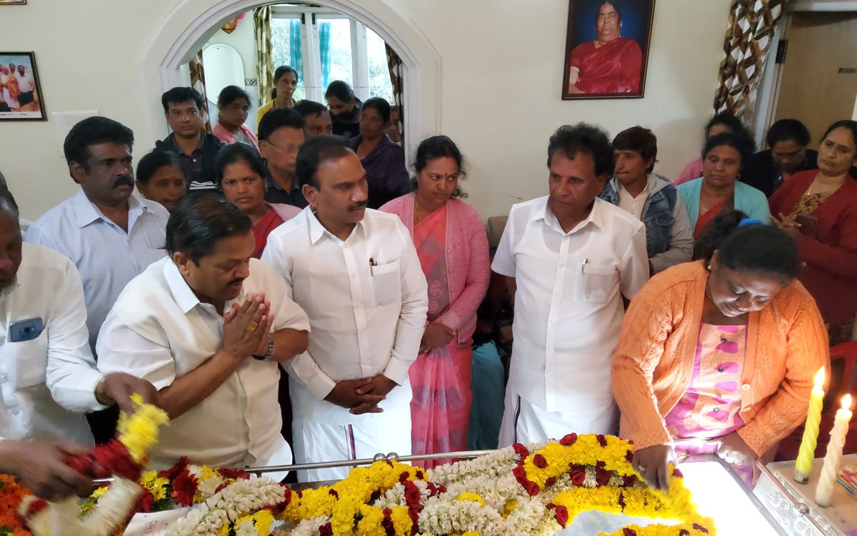 Ramachandranmla's tweet photo. நீலகிரி மாவட்டம், குன்னூர் சட்டமன்ற தொகுதி, 
மேலூர் ஒன்றிய கழக செயலாளர் திரு #ஏ_டி_லாரன்ஸ் அவர்களின் சகோதரி மறைவு செய்தியினை அறிந்து, நீலகிரி மக்களவை தொகுதி உறுப்பினர் சகோதரர் #ஆ_இராசா அவர்களுடன் கலந்துக்கொண்டு இறுதி அஞ்சலி செலுத்தியபோது. @DMKNilgiris @dmk_raja https://t.co/Aqt8B9aW2W