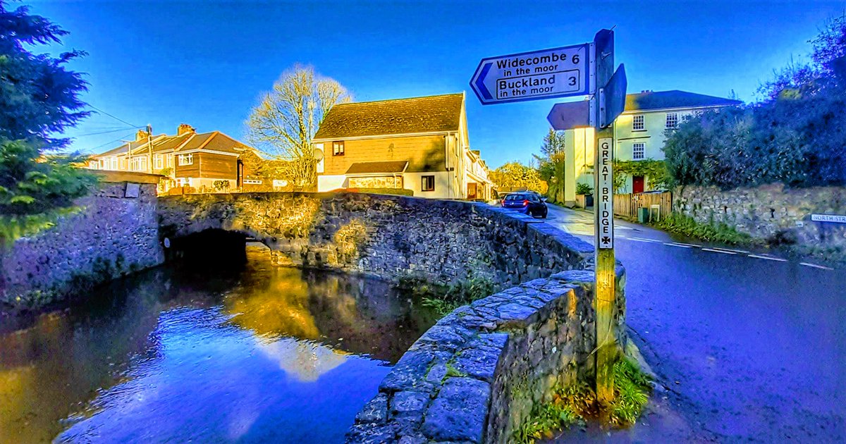 ChilcoteMeander's tweet photo. Ashburton, Devon. On that day the signs might as well have read 'Incredibly Long Steep Hill to Dartmoor. You'll be puffed'

#dartmoor #devon #ashburton #fingerpostfriday https://t.co/PbGct7z7sD