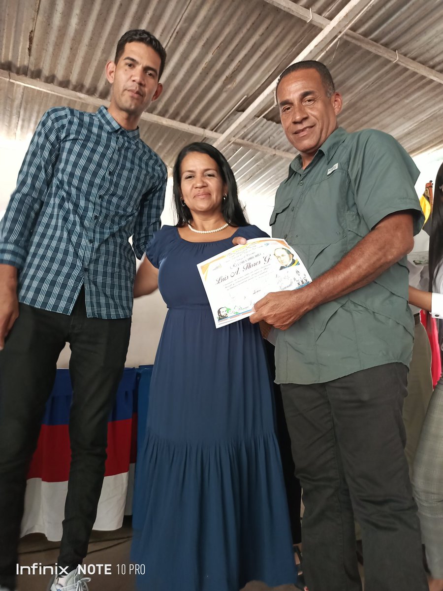 Cdjppazcastillo's tweet photo. La Coord de la Casa de Justicia y Paz, Yarima Bandez, junto al Alc.del mpio Paz Castillo @VictorJ_PSUV y la secretaria de Educación del estado Miranda @rosabecerra3 presente en la entrega de reconocimientos a los maestr@s #BastaDeAcosoComercial @HectoRodriguez @NicolasMaduro https://t.co/eS7zpZPmcK