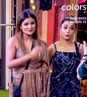 katherinewaldef's tweet image. Mika starts singing “Aap Ki Aankhon Mein Kuch Mehke..”

Tina thinking it’s for her - “OOHH”

Then Tinzi realised it’s for Archana. 😂😂
She’s sheepishly looking at Mika.

She keeps embarrassing herself. Bad day for Brand Tina 😂😂 It’s so funny

#ShalinBhanot𓃵 #ShalinBhanot
