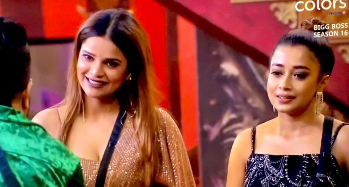 katherinewaldef's tweet image. Mika starts singing “Aap Ki Aankhon Mein Kuch Mehke..”

Tina thinking it’s for her - “OOHH”

Then Tinzi realised it’s for Archana. 😂😂
She’s sheepishly looking at Mika.

She keeps embarrassing herself. Bad day for Brand Tina 😂😂 It’s so funny

#ShalinBhanot𓃵 #ShalinBhanot