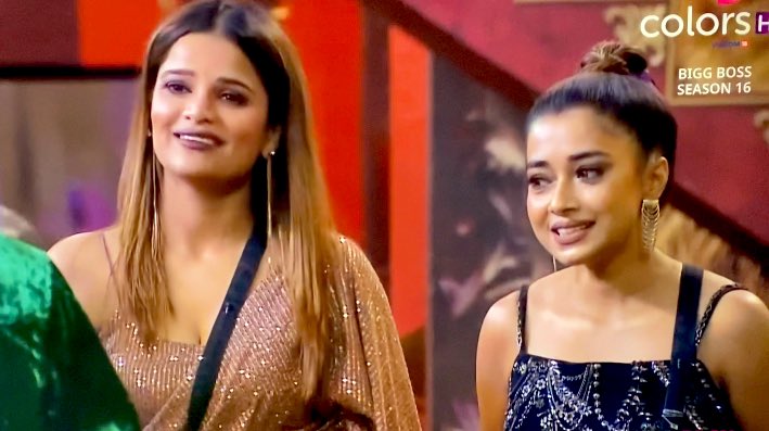 katherinewaldef's tweet image. Mika starts singing “Aap Ki Aankhon Mein Kuch Mehke..”

Tina thinking it’s for her - “OOHH”

Then Tinzi realised it’s for Archana. 😂😂
She’s sheepishly looking at Mika.

She keeps embarrassing herself. Bad day for Brand Tina 😂😂 It’s so funny

#ShalinBhanot𓃵 #ShalinBhanot