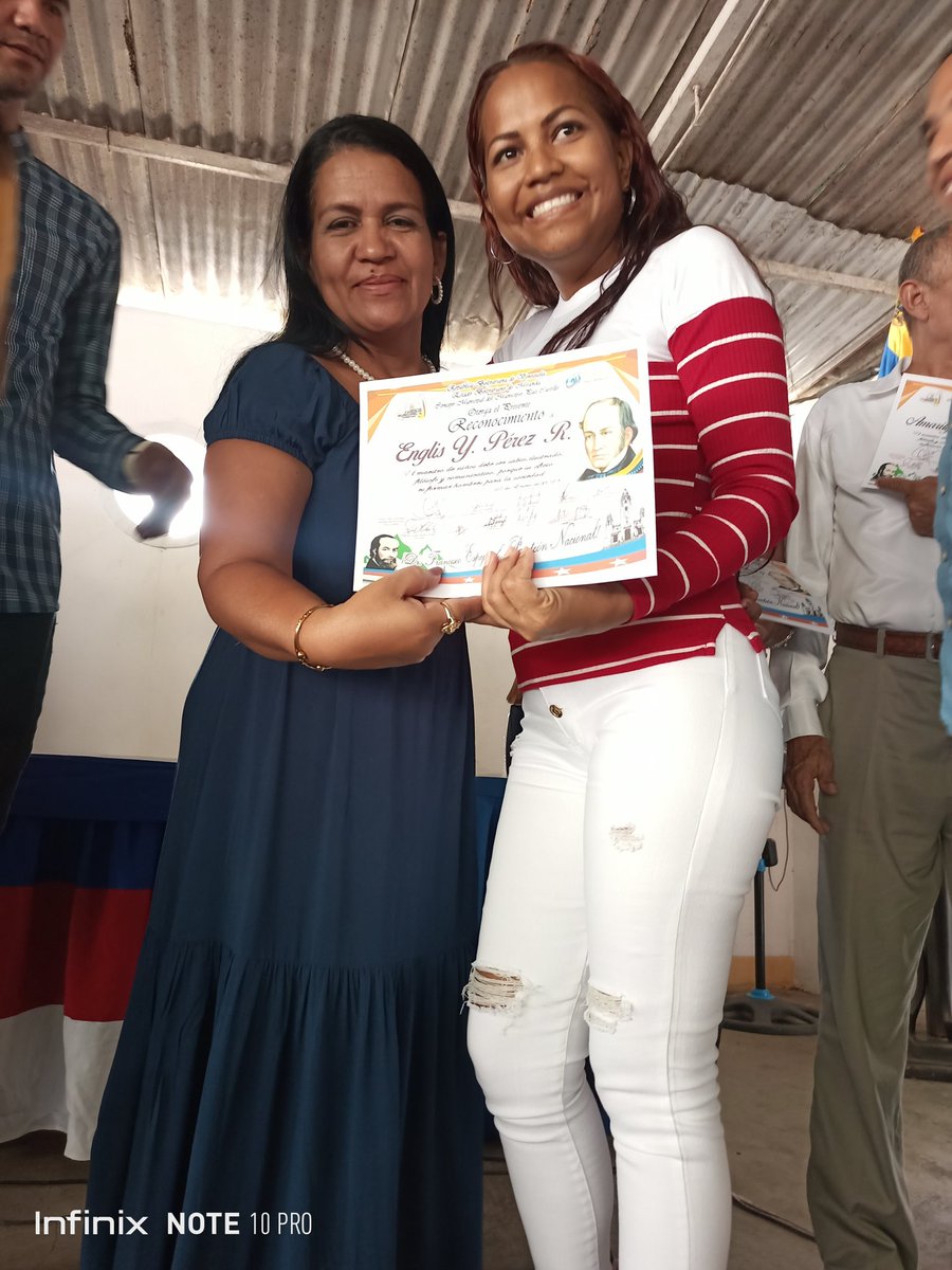 Cdjppazcastillo's tweet photo. La Coord de la Casa de Justicia y Paz, Yarima Bandez, junto al Alc.del mpio Paz Castillo @VictorJ_PSUV y la secretaria de Educación del estado Miranda @rosabecerra3 presente en la entrega de reconocimientos a los maestr@s #BastaDeAcosoComercial @HectoRodriguez @NicolasMaduro https://t.co/eS7zpZPmcK