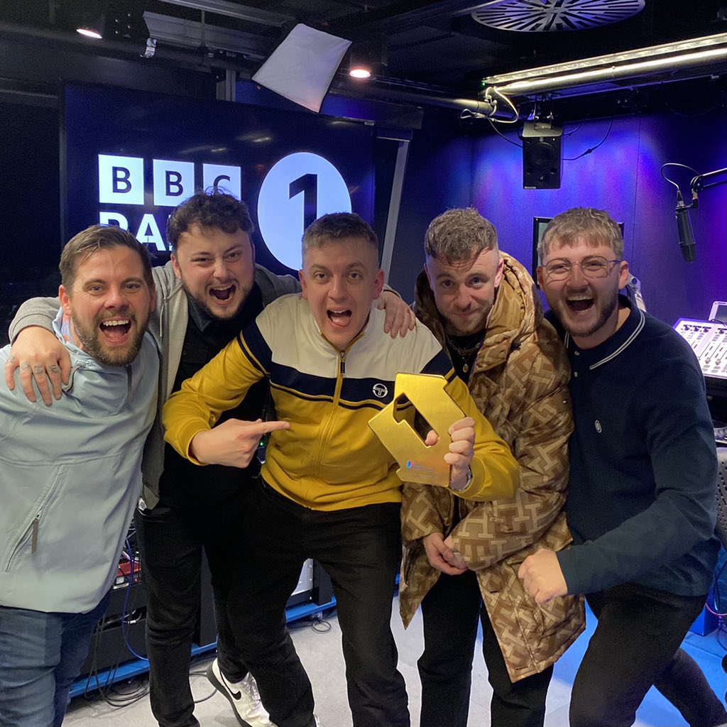 ady_hanson's tweet photo. What an incredible achievement by @TheReytons hitting number one!

They’ve proven that the monopoly can be beaten. Through sheer determination, hard work, community and it has to be said brilliant marketing they not only cracked the nut, they smashed it!! 

Fair play lads 👏👏 https://t.co/QKlGt5MTd0
