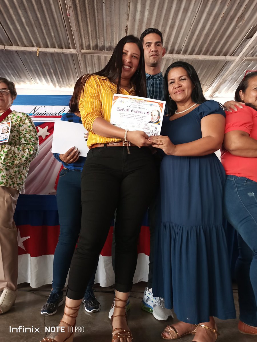 Cdjppazcastillo's tweet photo. La Coord de la Casa de Justicia y Paz, Yarima Bandez, junto al Alc.del mpio Paz Castillo @VictorJ_PSUV y la secretaria de Educación del estado Miranda @rosabecerra3 presente en la entrega de reconocimientos a los maestr@s #BastaDeAcosoComercial @HectoRodriguez @NicolasMaduro https://t.co/eS7zpZPmcK