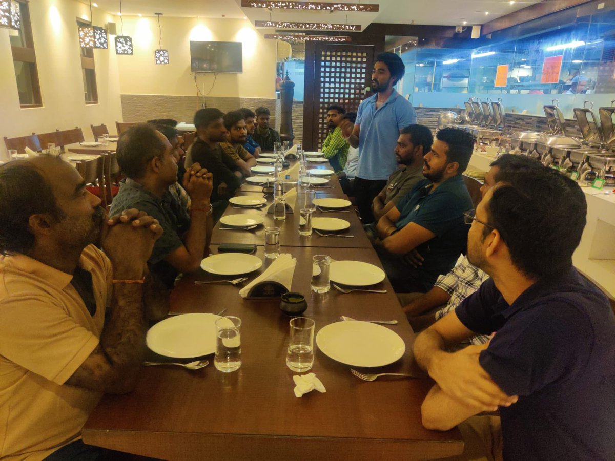 naving89's tweet photo. #TeamDinner with our #tooling team. https://t.co/vbK4KdNmLg