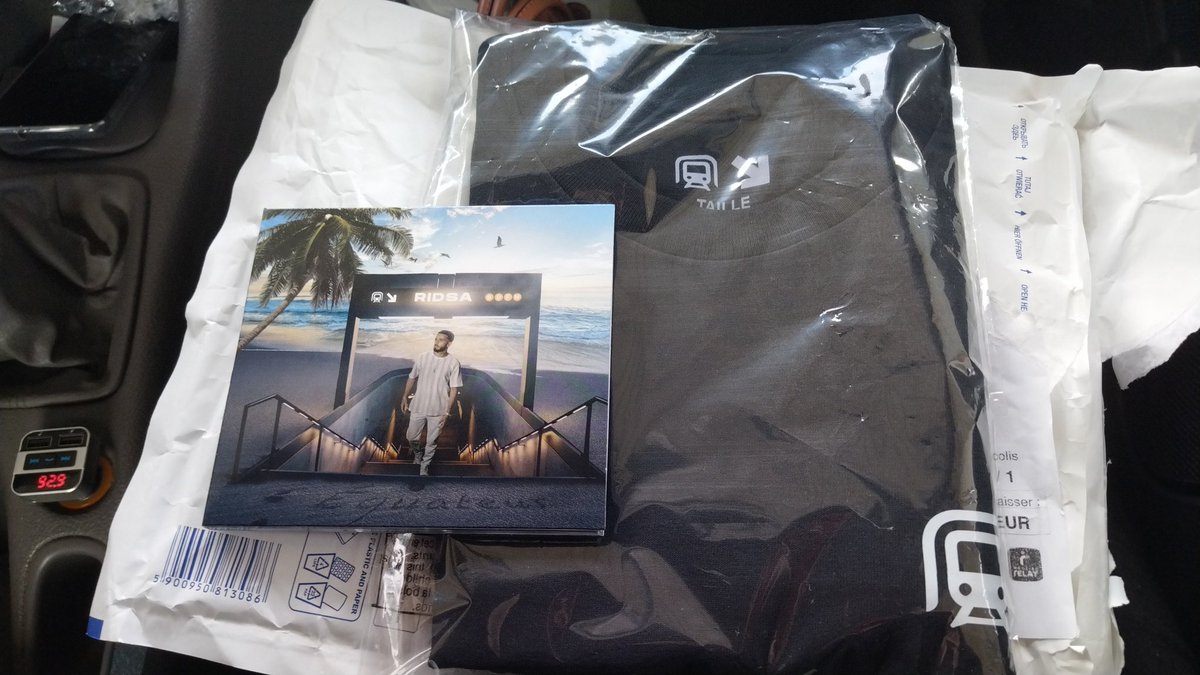 SarahClarabon_'s tweet photo. Tellement heureuse de lavoir reçu ! 
Encore merci ! 
Et a très bientôt sur scène pour saigner ce nouvel album 🫶🥰 @Ridsa_Officiel https://t.co/BYlDjIlWwv