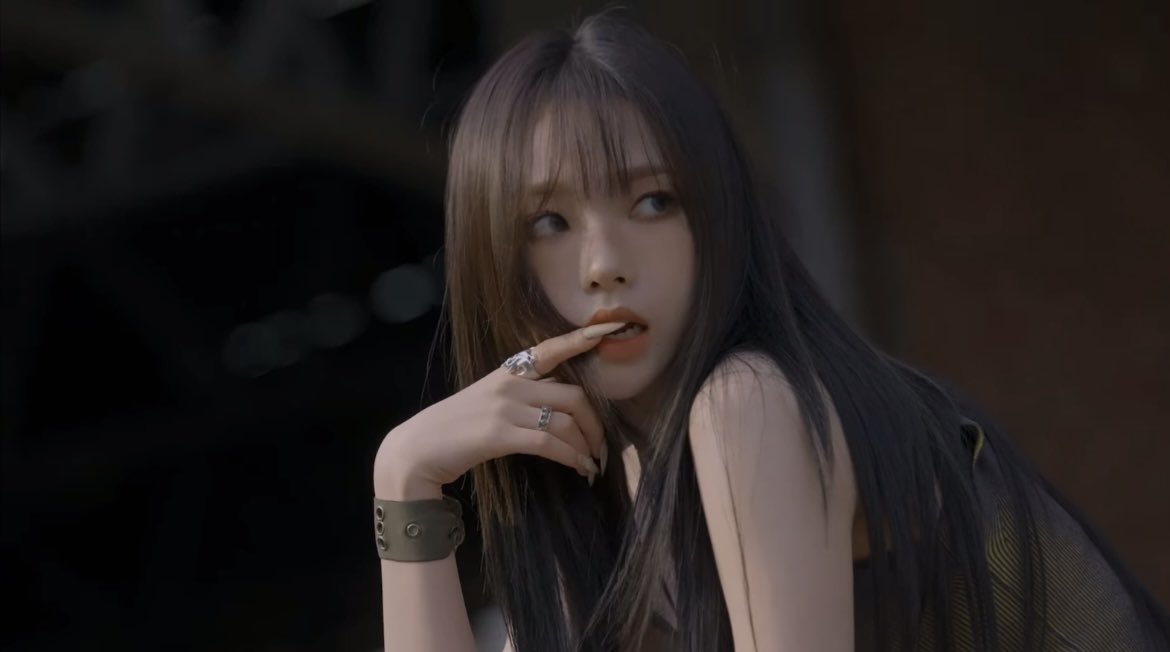 ujiminphoria's tweet photo. YOU have a crush on yu jimin https://t.co/JLusw7qstq