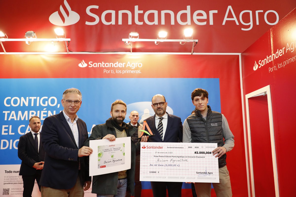 🟧  Hoy en #Agroexpo ha tenido lugar el acto de entrega de los 10º Premios a la Innovación Empresarial cuyo objetivo es premiar los resultados relevantes en productos que sirvan para el desarrollo agrícola, agroganadero y agroalimentario.  
Patrocinados <a href="/santander_es/">Santander España</a>  
 <a href="/FEVAL_/">FEVAL</a>