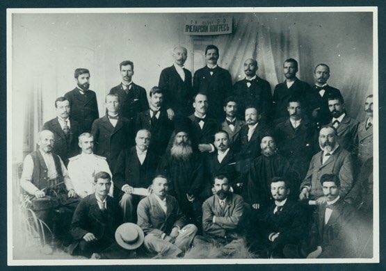 9-21 Ağustos 1899 tarihleri arasında Sofya’da tertip edilen “Birinci Arıcılık Kongresi”ne katılan kişilerin çektirdiği hatıra fotoğrafı