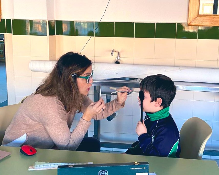 colevirgenvega's tweet photo. Esta semana hemos tenido la suerte de contar con el equipo de @ocupharm pasando a nuestro alumnado de #Primaria un #ScreeningVisual
Una colaboración que ha despertado muchas inquietudes en los 👦🏼 👩🏽 y ha ayudado a detectar dificultades visuales en algunos de ellos👓
✨Gracias✨ https://t.co/lCLXXPXsMj