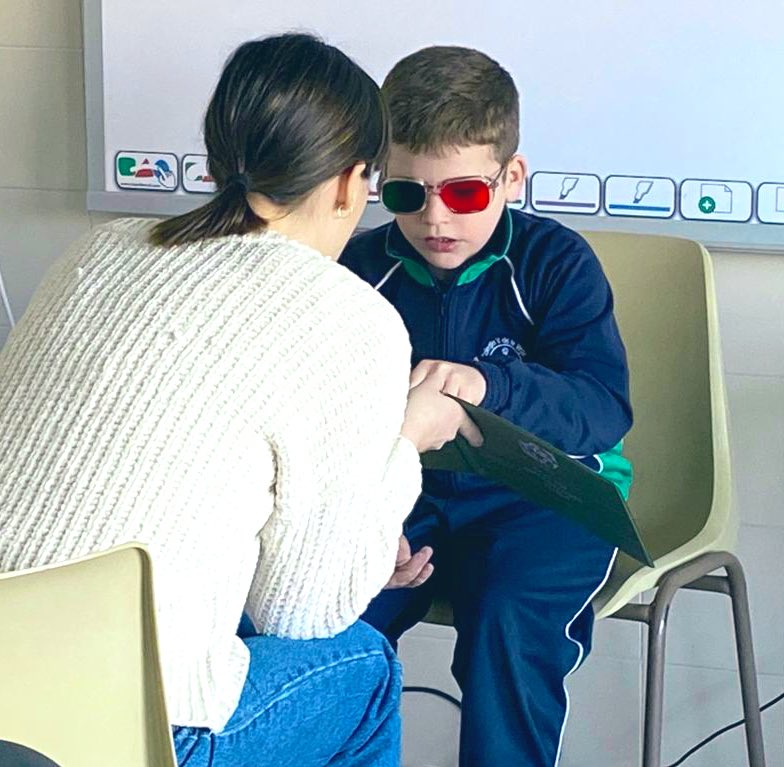 colevirgenvega's tweet photo. Esta semana hemos tenido la suerte de contar con el equipo de @ocupharm pasando a nuestro alumnado de #Primaria un #ScreeningVisual
Una colaboración que ha despertado muchas inquietudes en los 👦🏼 👩🏽 y ha ayudado a detectar dificultades visuales en algunos de ellos👓
✨Gracias✨ https://t.co/lCLXXPXsMj