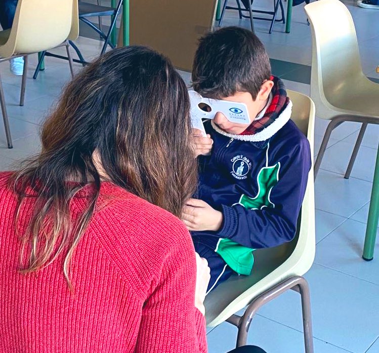 colevirgenvega's tweet photo. Esta semana hemos tenido la suerte de contar con el equipo de @ocupharm pasando a nuestro alumnado de #Primaria un #ScreeningVisual
Una colaboración que ha despertado muchas inquietudes en los 👦🏼 👩🏽 y ha ayudado a detectar dificultades visuales en algunos de ellos👓
✨Gracias✨ https://t.co/lCLXXPXsMj