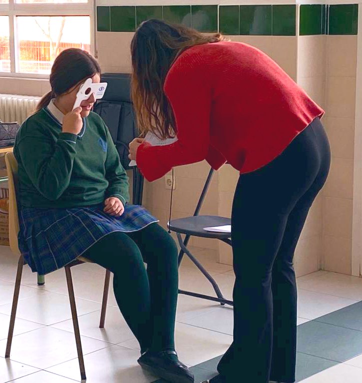 colevirgenvega's tweet photo. Esta semana hemos tenido la suerte de contar con el equipo de @ocupharm pasando a nuestro alumnado de #Primaria un #ScreeningVisual
Una colaboración que ha despertado muchas inquietudes en los 👦🏼 👩🏽 y ha ayudado a detectar dificultades visuales en algunos de ellos👓
✨Gracias✨ https://t.co/lCLXXPXsMj