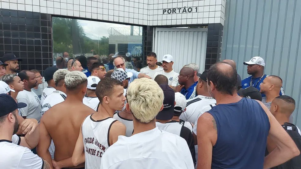 Em tempo: somente a SANGUE JOVEM esteve presente no protesto no CT Rei Pelé.

A Torcida Jovem publicou uma nota em suas redes sociais demonstrando insatisfação.
