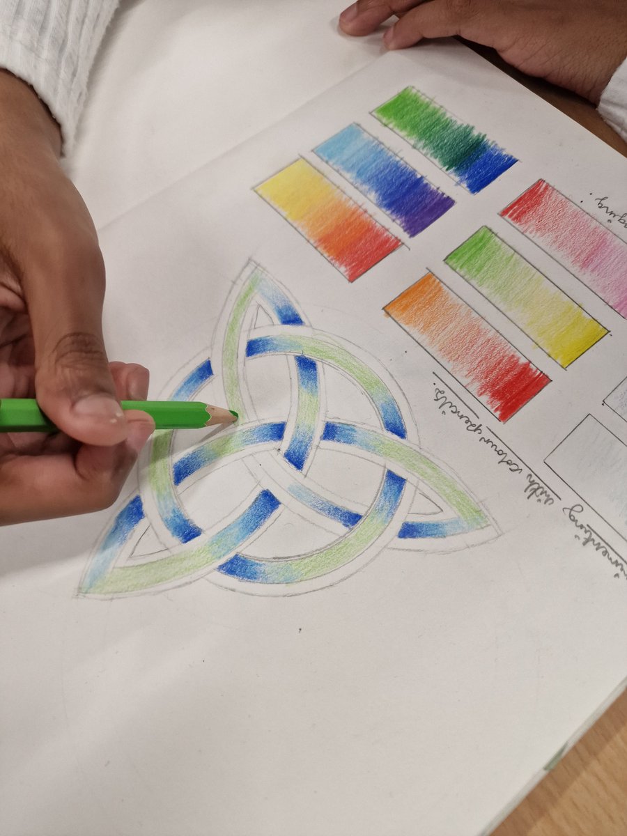 MrMacLPS's tweet photo. Year 6 have created some incredible geometric art in maths this week, including these beautiful trinity knots 😍 #Art #Maths #STEM https://t.co/M58QLB36us
