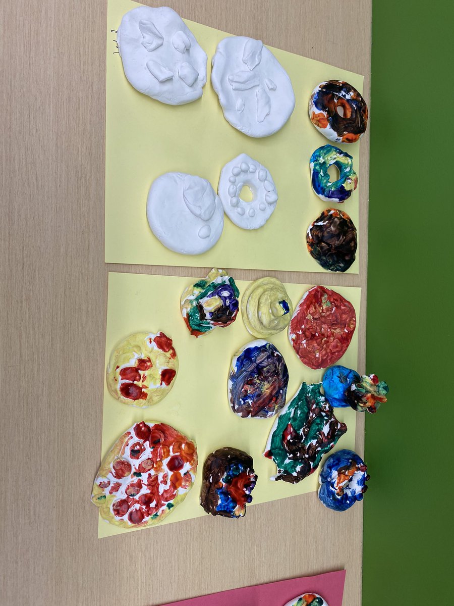 Msdiaz2468's tweet photo. This week, we used clay to create different types of food made with bread(some still need painting)! I am so proud of my students and their creativity! Pizzas, brownies, cookies, cupcakes, donuts, and pancakes anyone?Que delicioso #Preschool #BreadUnit #DualLanguage https://t.co/xXTgiBXEXl