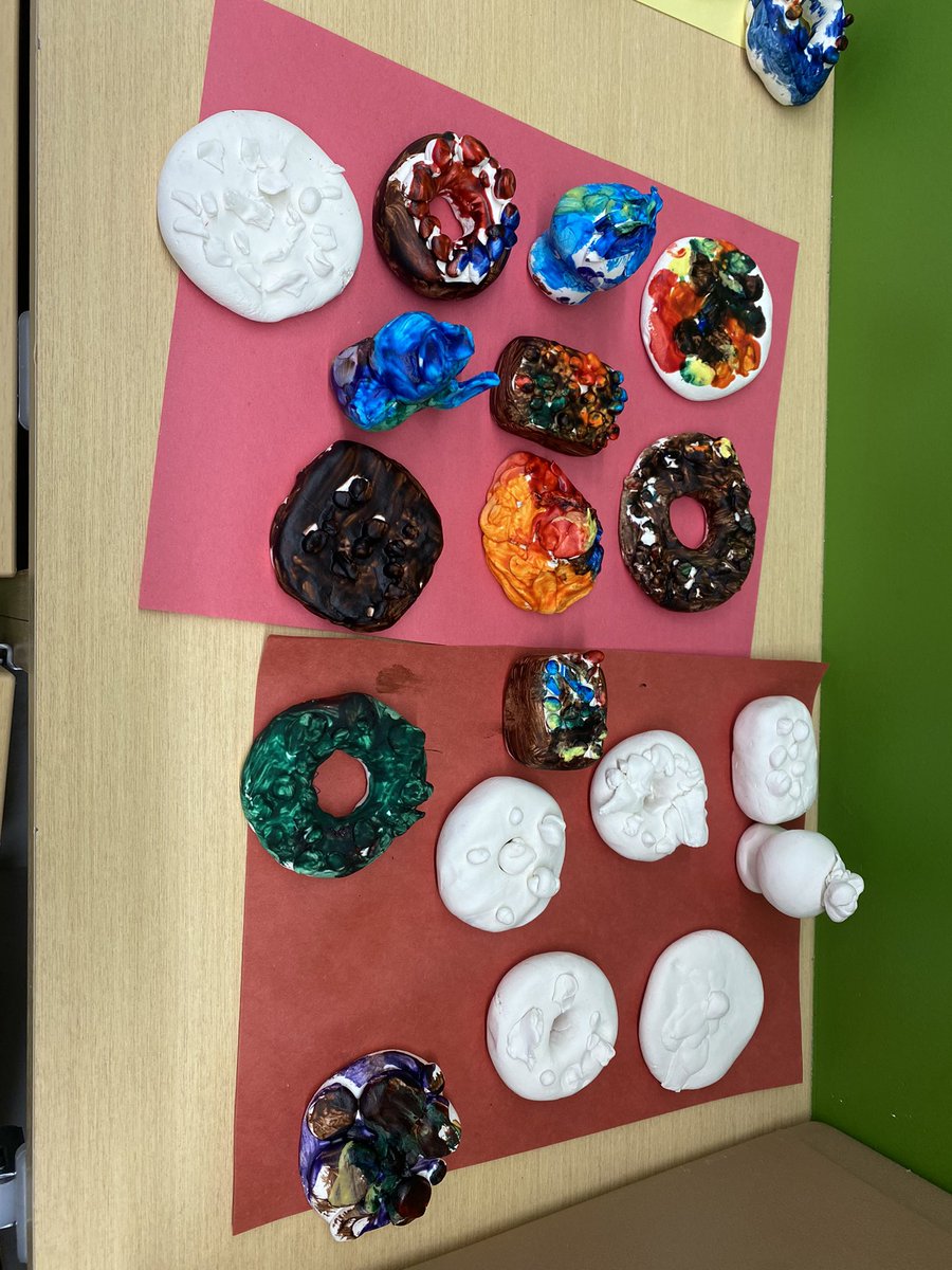 Msdiaz2468's tweet photo. This week, we used clay to create different types of food made with bread(some still need painting)! I am so proud of my students and their creativity! Pizzas, brownies, cookies, cupcakes, donuts, and pancakes anyone?Que delicioso #Preschool #BreadUnit #DualLanguage https://t.co/xXTgiBXEXl
