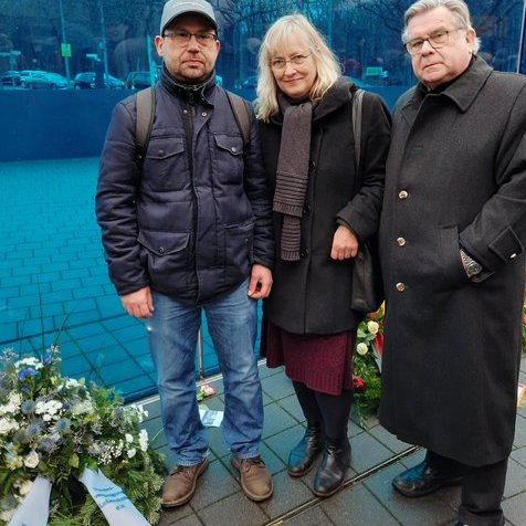 SCLBerlin's tweet photo. Die Lebenshilfe war bei der Gedenkstunde für die Opfer der Nazi-"Euthanasie"-Verbrechen sehr gut vertreten mit @LebenshilfeBV, @Lebenshilfe_B u. @SCLBerlin.

Was "Euthanasie", "AktionT4" und "Nazis" heißt, erklärt diese Seite in #LeichteSprache: https://t.co/ZOXcaMXCIm
#NieWieder https://t.co/HNlW8e6rL3