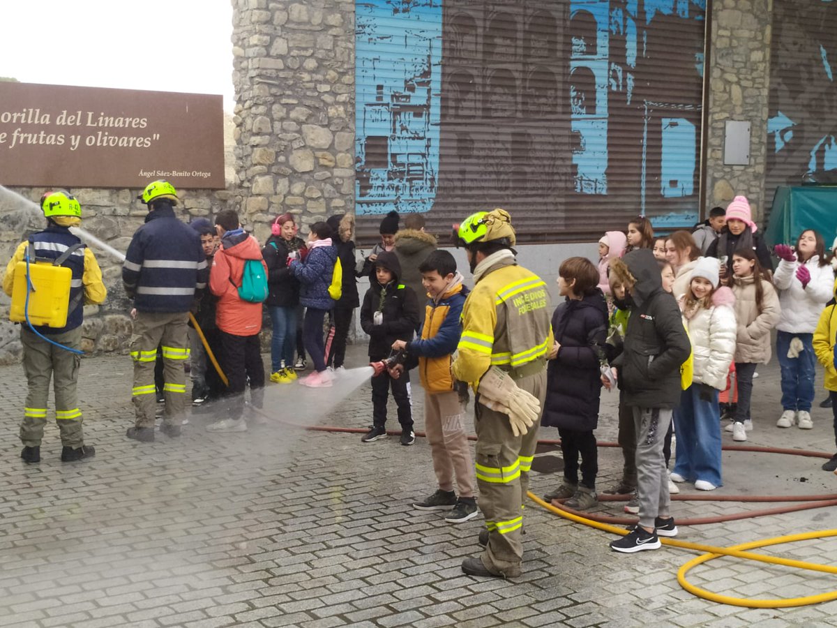 MAmbienteRioja's tweet photo. 🔥Unos cien escolares del @CRALinares han participado hoy en una actividad de #educaciónambiental para sensibilizarles sobre la importancia de la prevención en materia de #incendiosforestales y darles a conocer la labor que se realiza desde la Dirección General de Biodiversidad. https://t.co/D6HmcjBMSH