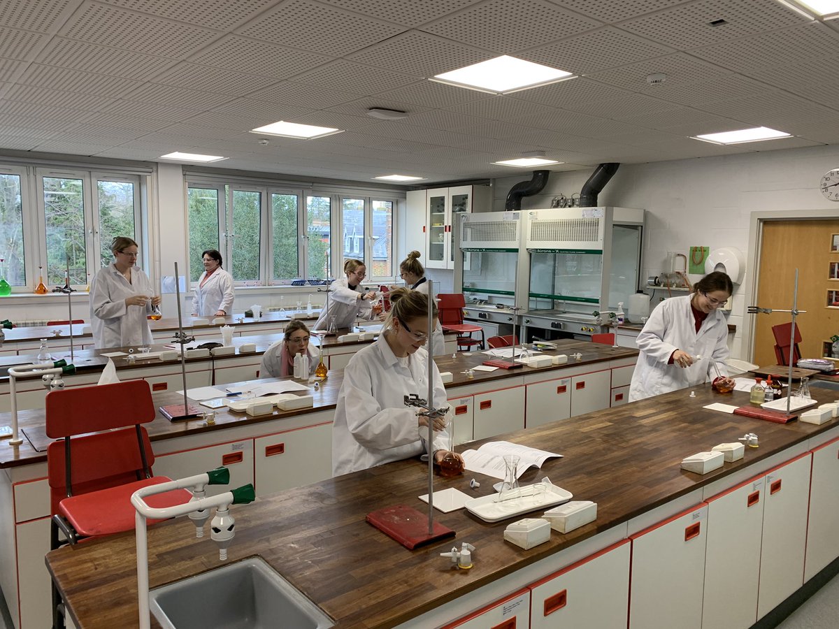 QAS_STEM's tweet photo. #U6Chemists have been refreshing their titration skills while calculating the concentration of an iron sulphate solution with a redox reaction with potassium chromate (VI). #FierceMinds and they’re pretty colours! https://t.co/IG1OE76SU4