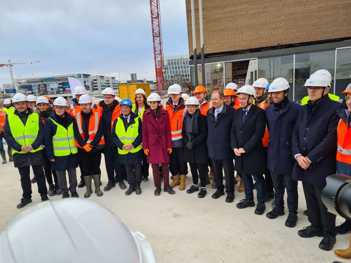 olivierdussopt's tweet photo. 🇫🇷📍Avec @Elisabeth_Borne et @AOC1978 sur le chantier olympique de StDenis. Nous souhaitons que ces projets soient des outils d'insertion :
→Le cap des 1,5 million d'heures d'insertion a été franchi
→La cible de 25% de marchés pour les TPE/PME ou entreprises ESS est atteinte. https://t.co/JDDx22o9Cf