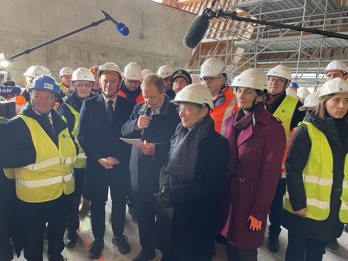 olivierdussopt's tweet photo. 🇫🇷📍Avec @Elisabeth_Borne et @AOC1978 sur le chantier olympique de StDenis. Nous souhaitons que ces projets soient des outils d'insertion :
→Le cap des 1,5 million d'heures d'insertion a été franchi
→La cible de 25% de marchés pour les TPE/PME ou entreprises ESS est atteinte. https://t.co/JDDx22o9Cf