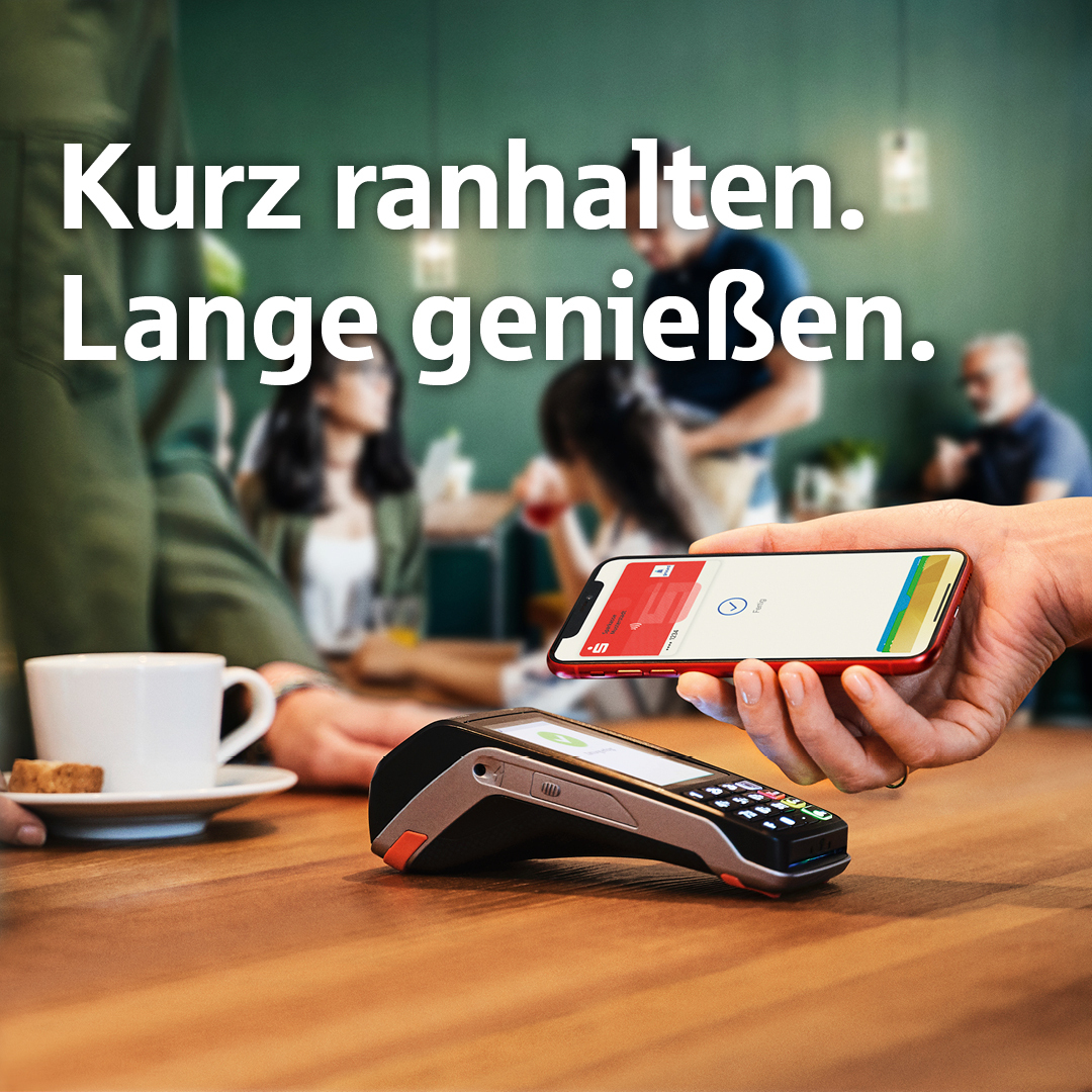 Fix bezahlen 🙂 und dann gönnen: Mit Apple Pay und der Sparkassen-Card (Debitkarte) geht das einfach, schnell und ihre Daten bleiben sicher. 🔒 
So funktioniert’s: fcld.ly/8sb4d97
#mobilesbezahlen #zeitsparen #kaffeepause #sparkasse