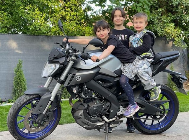 All kids smiling. Check.  Full view of #motorcycle. Check. Shirts coordinated with motorcycle color scheme. Double Check. Photo: magdalenawyrebeksterna #instagram

#kidsonmotorcycles #kidswhoride #yamaha #yamahamotorcycles #yamahamt07 #yamahamt10 #yamahamt #twowheelsforlife