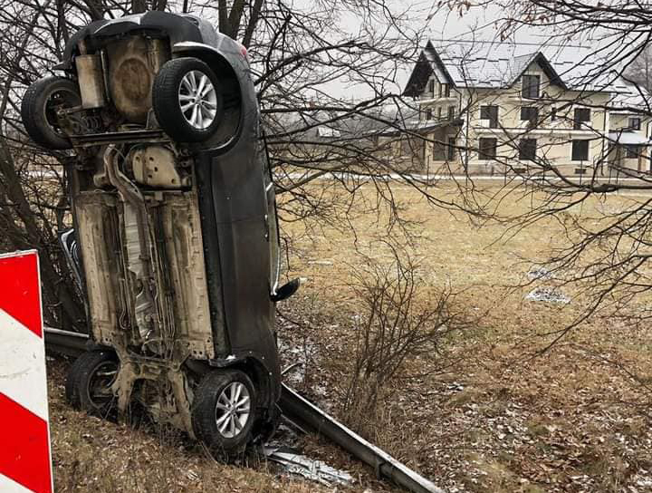 ZiarulAmprenta's tweet image. O mașină a rămas, la propriu, înfiptă cu partea din față în pământ, după ce șoferul său a pierdut controlul volanului și a ieșit de pe șosea, răsturnându-se. S-a întâmplat, astăzi, lângă localitatea Frasin, din județul Suceava.
Din #Frasin

ziarulamprenta.ro/stirile-zilei/…